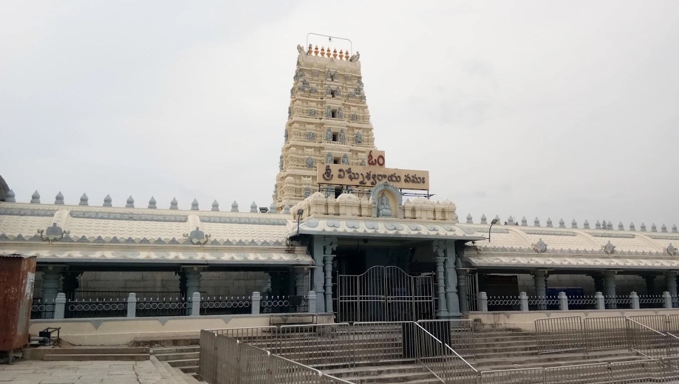 Main entrance and gopuram of Sri Varasiddhi Vinayaka Temple in Kanipakam
